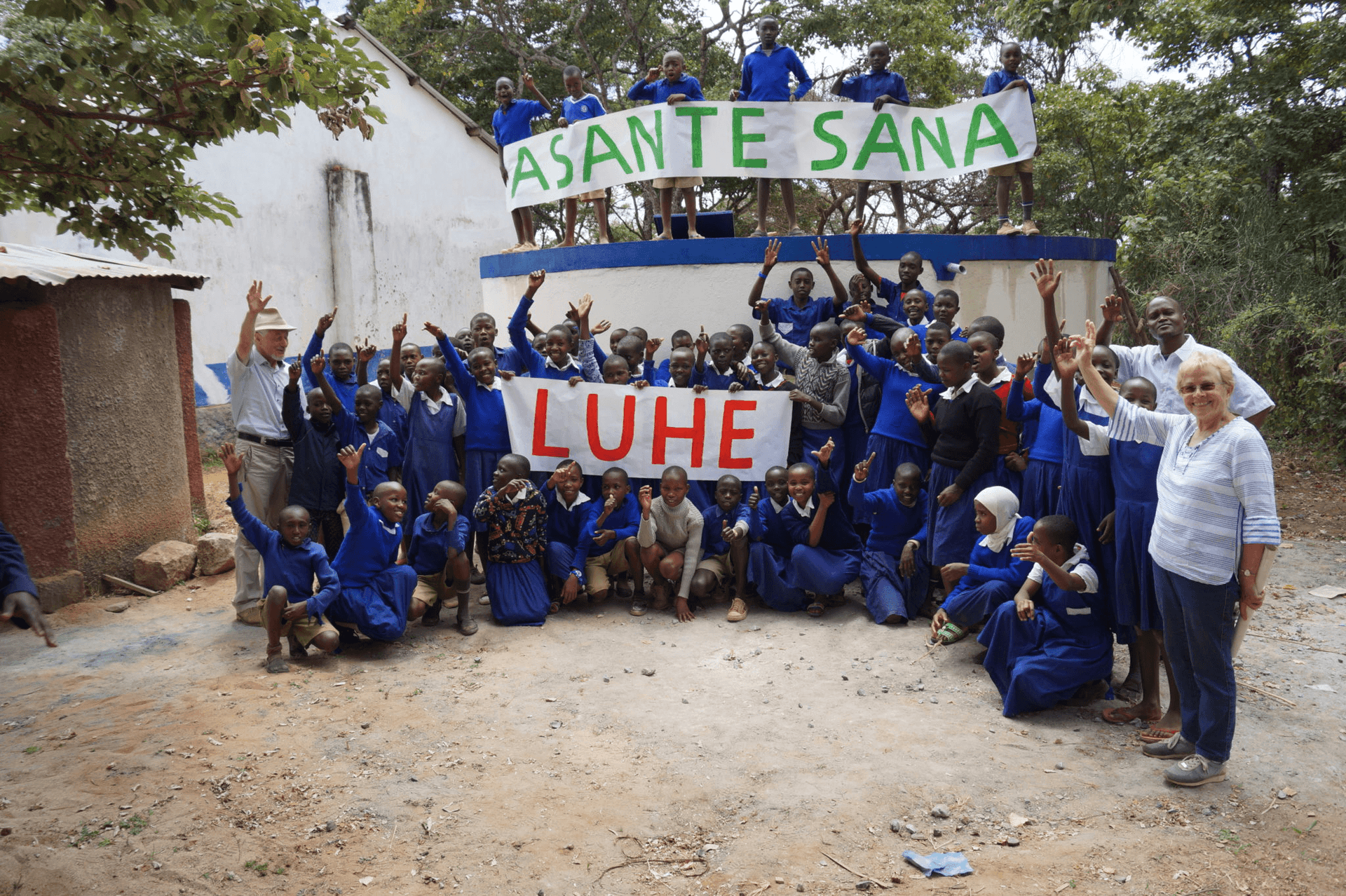 Kinder mit Asante Sana und Luhe Banner