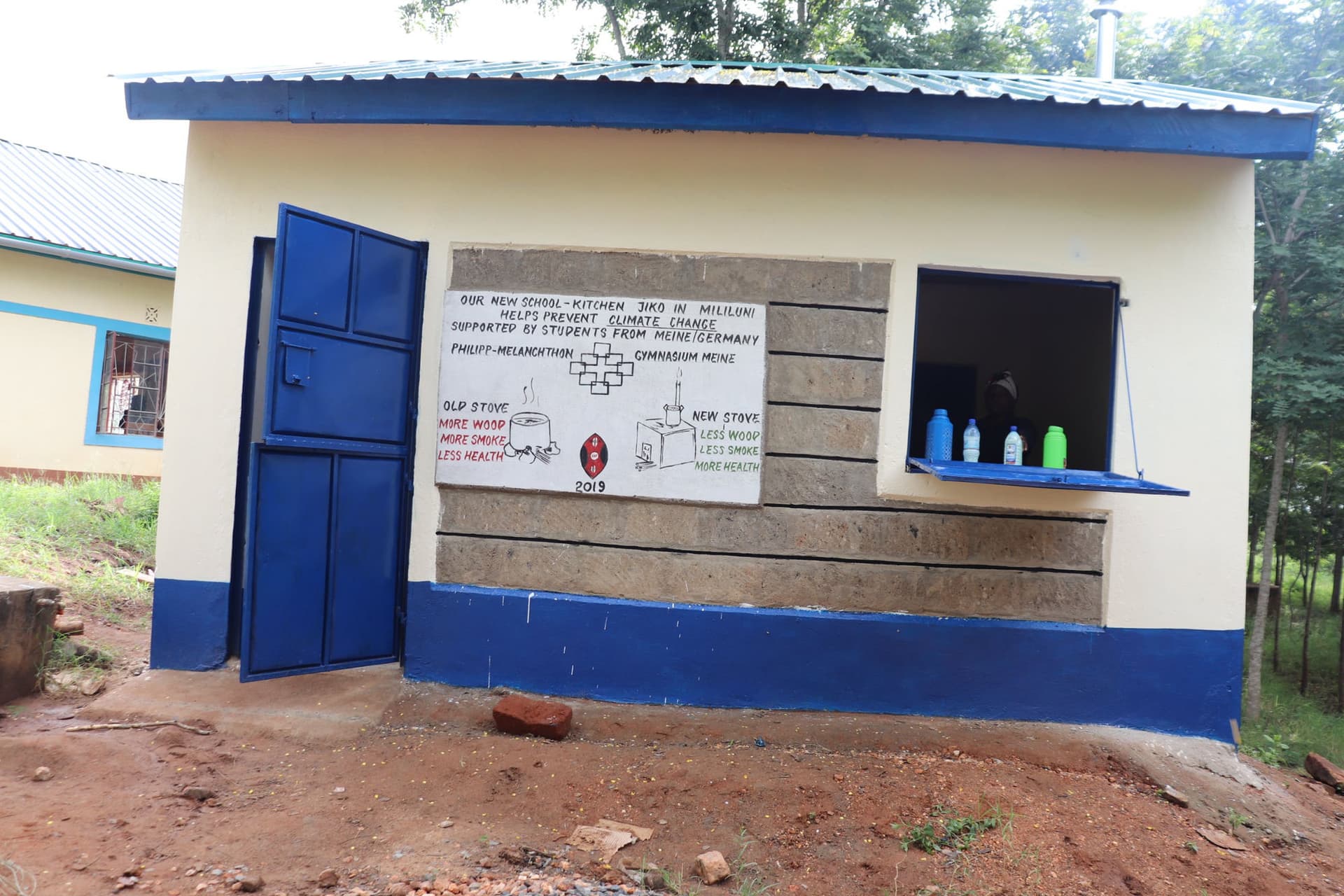 Neue Schulküche mit Jiko-Ofen und handgemalter Infotafel in Mililuni
