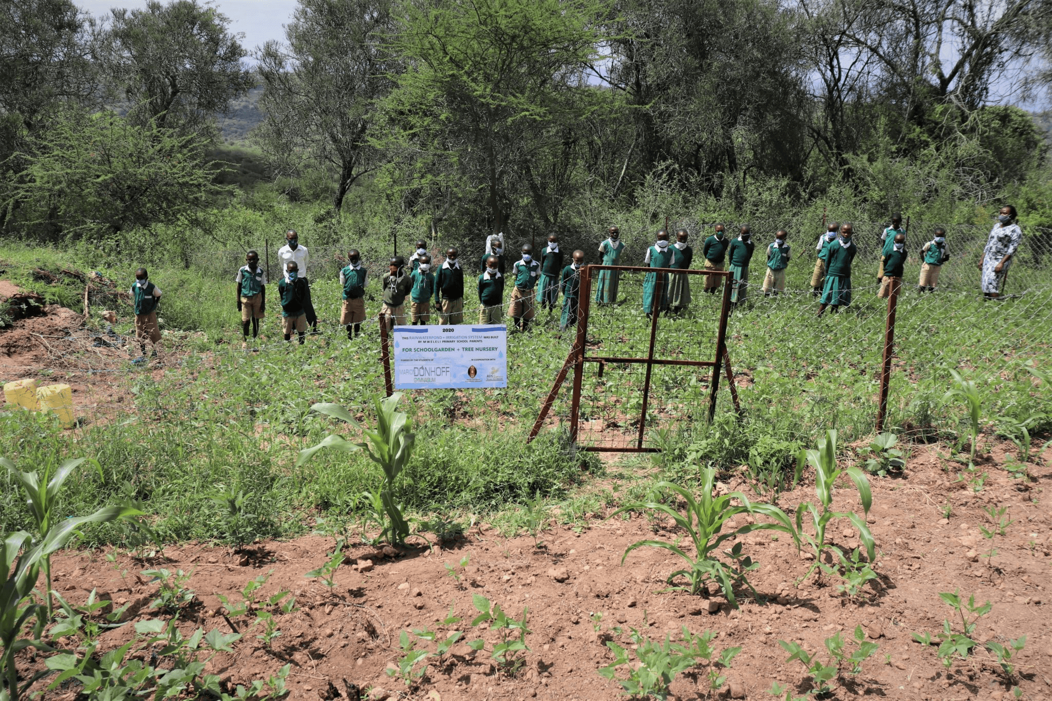 Schulgarten mit Hilfe des Marion-Dönhoff-Gymnasiums